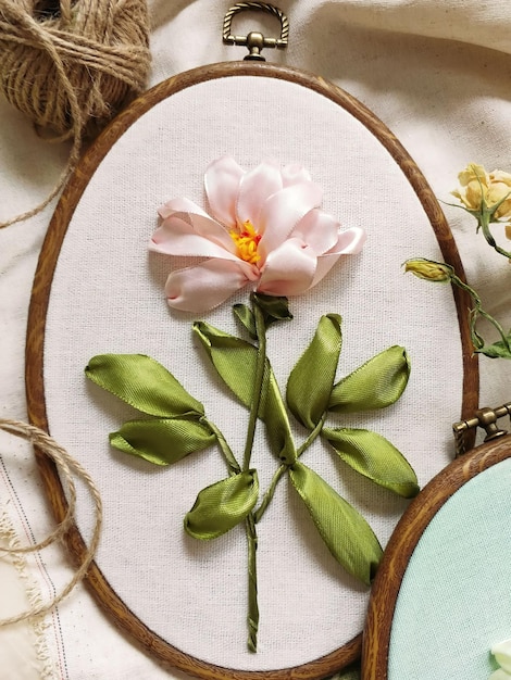 Haftowany motyw w pastelowych kolorach